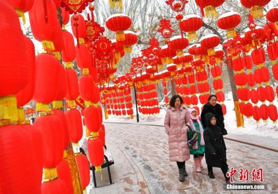 乌鲁木齐一公园张灯结彩年味浓