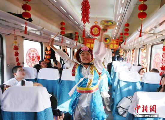 开往新疆的列车:载歌载舞“最炫民族风”