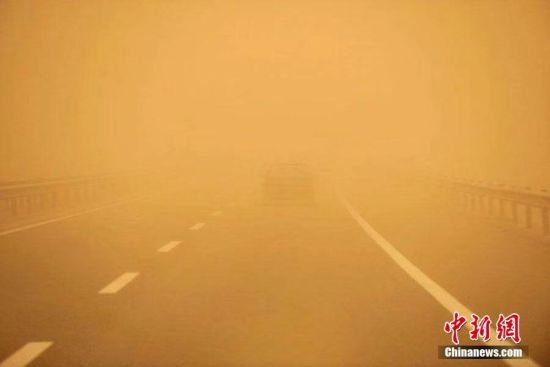 新疆鄯善出现沙尘暴天气 能见度低学校放假