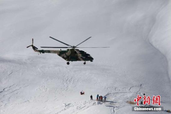 新疆军区某陆航旅高海拔救援雪崩被困者