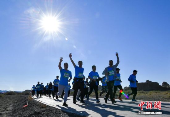 新疆克拉玛依举办越野挑战赛 千余选手参赛角逐