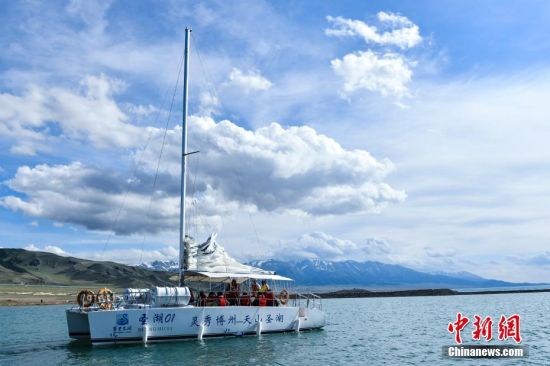 新疆赛里木湖夏日美景如画