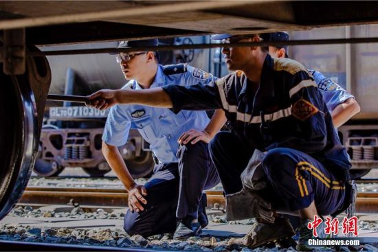 新疆铁警高温下24小时护航“中欧班列”