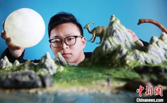 重庆创意微缩摄影师“造梦” 方寸间显万千世界