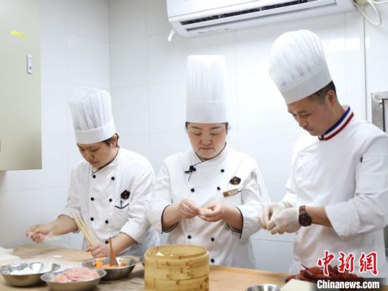 武汉名厨助推湖北特色食材“融入”上海非遗名吃