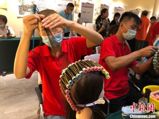 甘肃残疾人招聘会上“谋职”：向前走，不会向后退