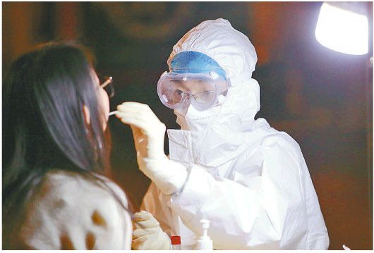 青岛核酸检测采集员：四天三夜采样，只睡六七小时