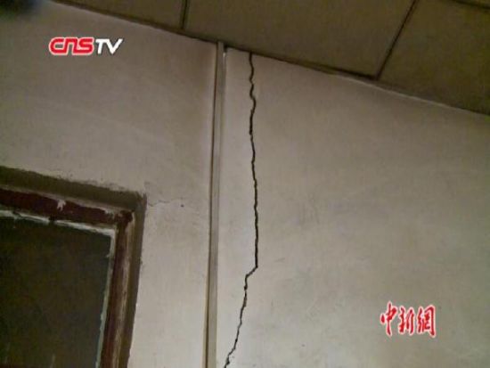 新疆且末5.8级地震开展排查救援 老旧房屋开裂严重