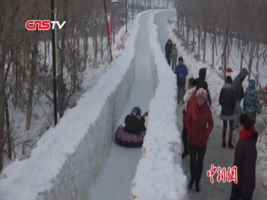 400米冰雪滑道亮相冰雪主题公园 游客连赞:过瘾