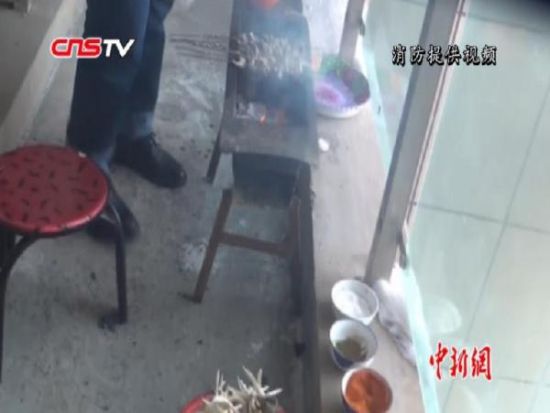 市民楼道烤肉 烟雾“引”来消防官兵