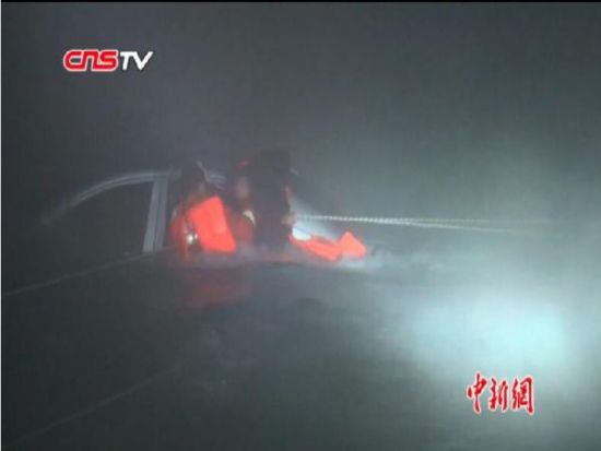 零下十几度 消防战士营救落水轿车致昏迷