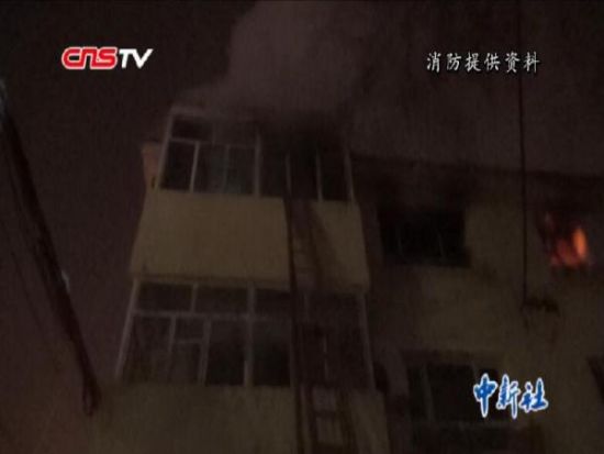 新疆楼房失火七旬老人被困 消防官兵紧急破门营救