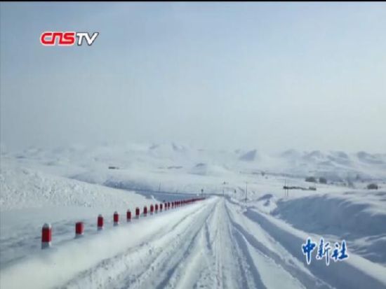 新疆供电人零下27度踩着毛皮滑雪板巡线排障