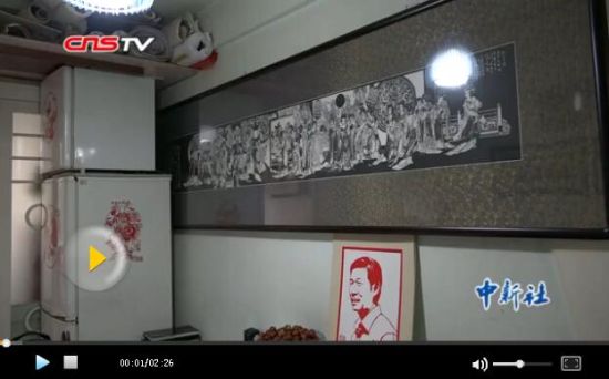 乌鲁木齐一七旬老人用高科技剪纸 作品精美震撼