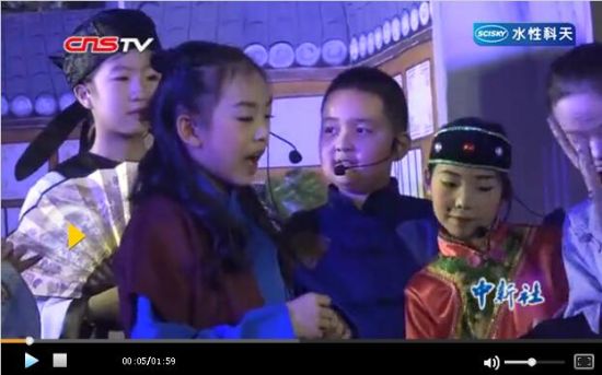 新疆小学生演绎《石头汤》 让世界充满爱意