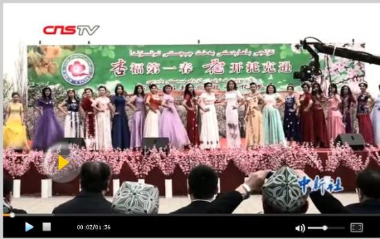 新疆“杏花仙子”T台走秀 跳起民族舞蹈