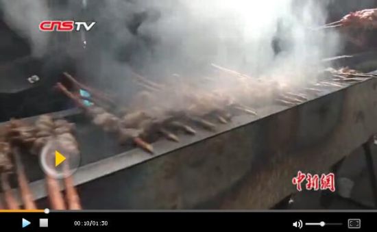 新疆现150米长烤肉炉 3200串烤羊肉同时烤制