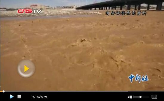 新疆和田玉龙喀什河突发洪水34名挖玉人被困 消防营救