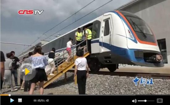 新疆首条地铁举行试乘日 快速出行市民点赞