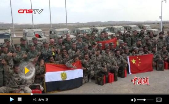 国际军事比赛-2017:中俄等五国在新疆库尔勒赛区互相交流 互赠问候