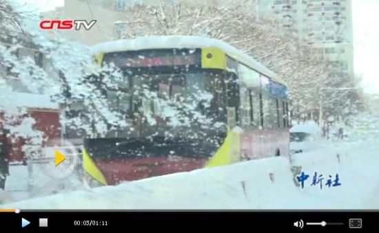 新疆乌鲁木齐大雪 学校停课上班族“挖车”