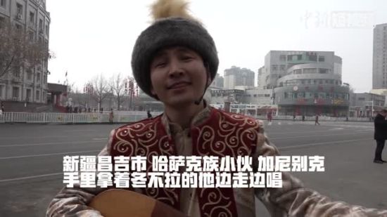 新疆男子三种语言演唱《爱拼才会赢》 转换自如流畅