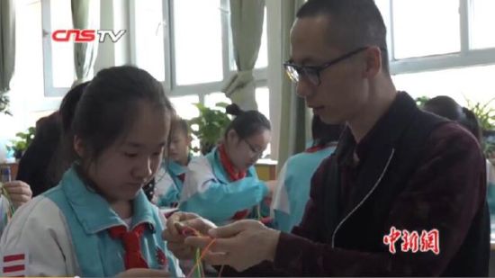新疆“非遗”传承人进校园 教授小学生民间传统技艺