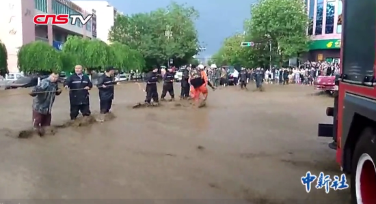 新疆托里强降雨引发山洪 受灾民众称六十年一遇