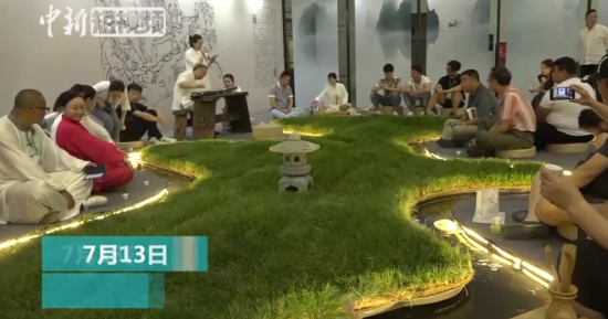 留学生体验曲水流觞茶会 听古琴看太极品香茶