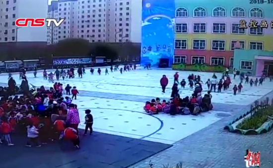 监拍新疆精河地震瞬间 孩子们跑到操场避难