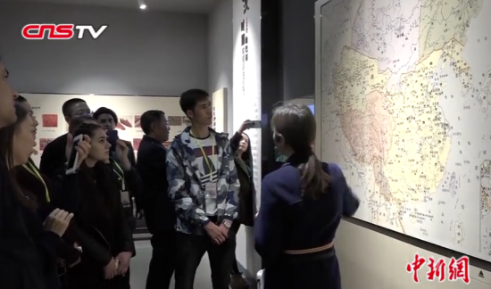 中亚留学生走进库尔勒 点赞新疆发展变化快
