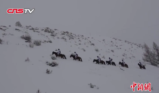边防战士冒零下30度严寒踩两米积雪 弃马步行巡逻