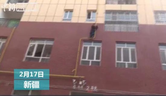 模仿电视剧动作 “熊孩子”爬天然气管道被困