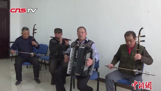 新疆兵团老人组建“喜洋洋乐队” 平均年龄超72岁