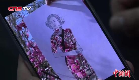 90后小伙制作镂空画拍照 “定格”新疆美丽春天