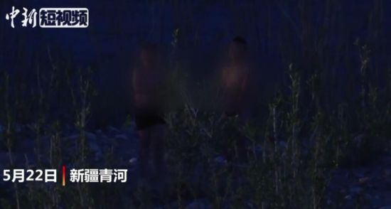 俩“熊孩子”游泳被困河中央 消防紧急救援