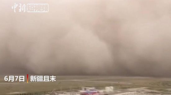 新疆且末沙尘来袭瞬间 黄沙如移动沙墙