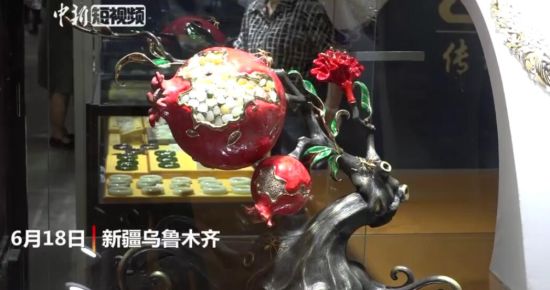 新疆一展会现“玉石榴”:含56颗和田玉 耗时一年打造
