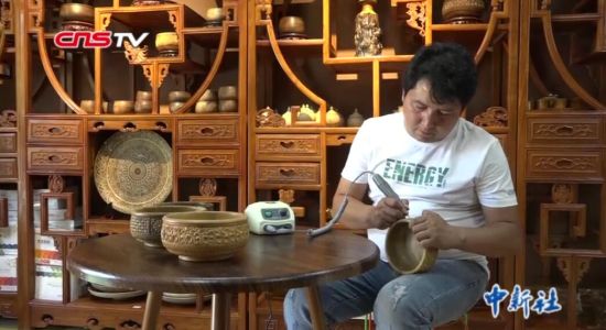 新疆小伙酷爱木雕 产品远销国内外