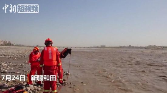 新疆和田突发融雪性洪水 采玉游客被困孤岛获救