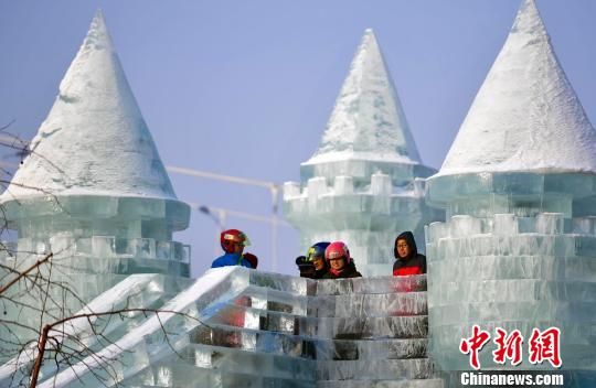乌鲁木齐民众元旦假期乐享冰雪嘉年华