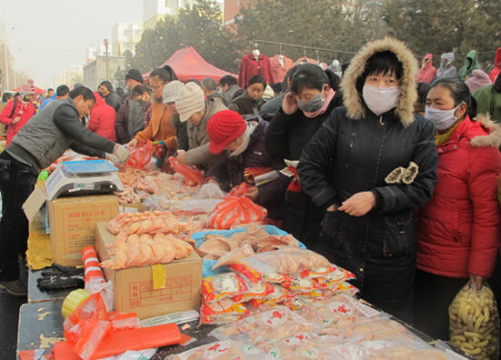 第八师一四三团万人集市购买年货当天成交额约30佘万元