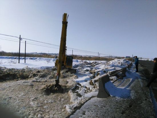 第六师芳草湖农场老鹰湖水库全力做好冬季引水工作