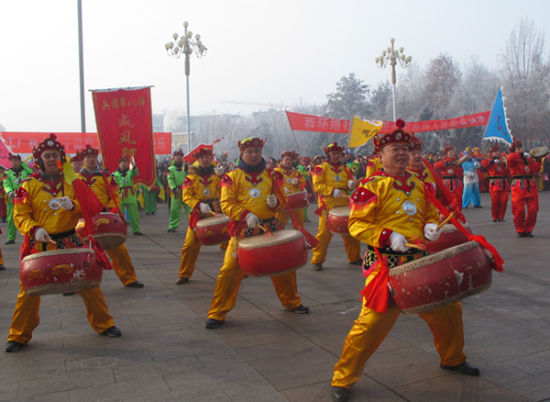 第八师一四三团500名社火队员大闹元宵节