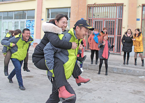 新湖农场妇女节举办趣味运动 女性乐翻天