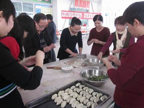 “三八”妇女节:兵团女职工比赛包饺子