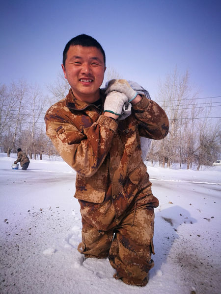 第十师一八六团六连组织党员初春破雪 预防冬小麦疾病