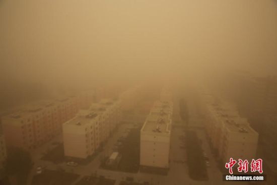 新疆南部地区遭沙尘暴袭击黄沙漫天