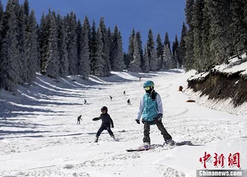 新疆滑雪爱好者享受入夏前最后的滑雪时光