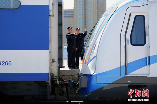 历时192小时首批地铁抵达新疆乌鲁木齐